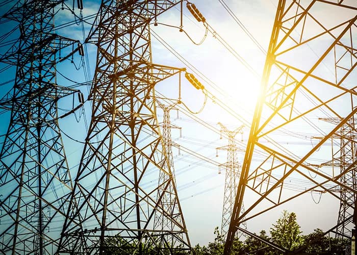 Gün batımında yüksek gerilim enerji nakil hatları