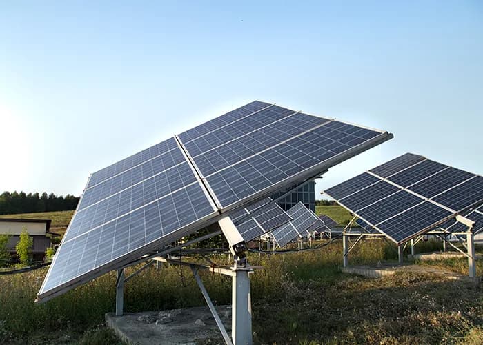 Arazi üzerine kurulmuş güneş enerji santrali panel dizileri
