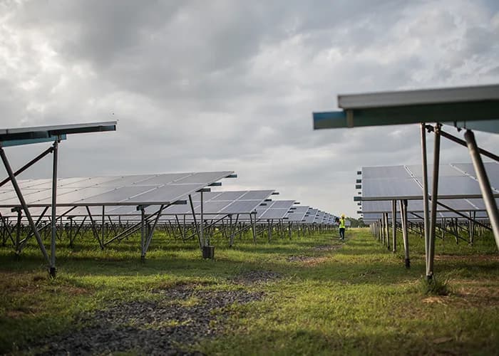 Şebekeden bağımsız Off-Grid güneş enerjisi panel sahası