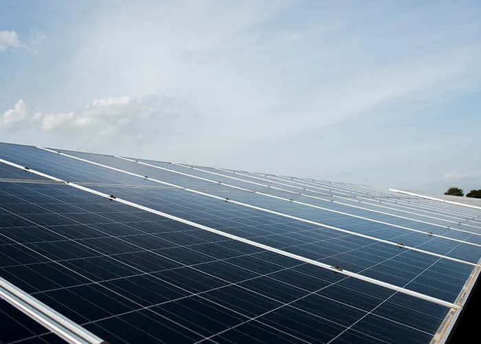 Çatı üstüne kurulmuş On-Grid güneş paneli sistemi