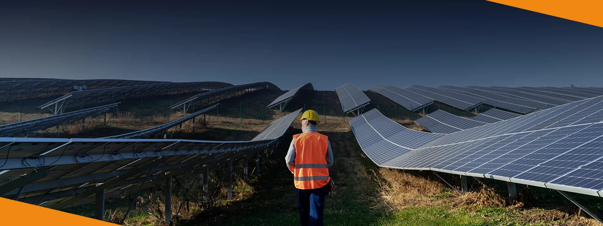 Geniş arazi üzerine kurulmuş güneş enerji santrali panel dizileri