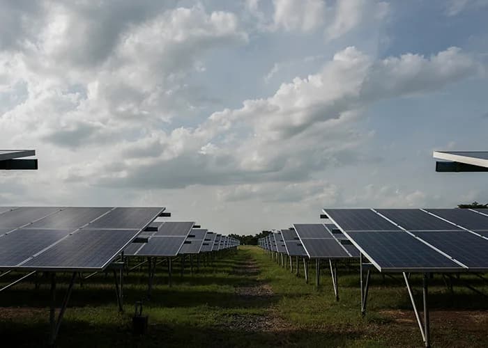 Tarım arazisinde kurulu solar sulama panel sistemi
